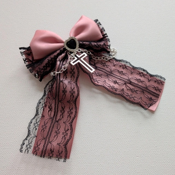 💖2/$25💖 Lace ribbon clips with black heart & silver cross charm - Picture 2 of 3